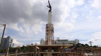 Para pekerja melakukan aktifitas di kawasan Monumen Pembebasan Irian Barat, Lapangan Banteng, Jakarta, Selasa (5/12/2017).