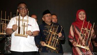 Menteri Sosial Khofifah Indar Parawansa bersama Kepala Badan Penelitian Edi Suhartono dan Dirjen perlindungan dan jaminan sosial Hartono Laras membuka pameran Badan Pendidikan, Penelitian dan Penyuluhan Sosial Badiklit Pensos Expo 3 di Gedung Kementerian Sosial, Jakarta, Rabu (6/12/2017).