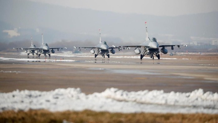 U.S. Air Force F-16 fighter jets take part in a joint aerial drill exercise called Vigilant Ace between U.S. and South Korea, at the Osan Air Base in Pyeongtaek, South Korea, December 6, 2017.  REUTERS/Kim Hong-Ji     TPX IMAGES OF THE DAY