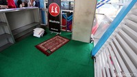 Musala yang tampak sempit tersebut juga dilengkapi karpet berwarna hijau.