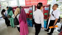 Ruang untuk pembelian tiket secara manual kini juga menjadi lebih efisien sebab transaksi tiket menggunakan vending machine.