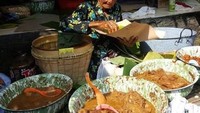 Melihat sosok Mbah Lindu meracik gudeg jadi pemandangan istimewa bagi pengunjung. Meski sudah tua, ia masih cekatan melayani tiap pesanan pembeli. Foto: Lusiana/detikfood