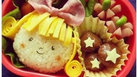 Gadis cantik dengan poni dan senyum menggemaskan ini bisa jadi bekal makan siang yang menarik. Berikan pita cantik pada kepala gadis ini. Foto: Istimewa