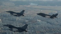 Pesawat F-35A Lightning II yang berasal dari Pangkalan Angkatan Udara Hill, Utah, melakukan penerbangan latihan dengan F-16 Fighting Falcons di atas kota Gunsan, di Korea Selatan pada tanggal 1 Desember 2017  (Foto: Courtesy Josh Rosales/U.S. Air Force/Handout via REUTERS)