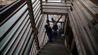 Walaupun terapung, bangunan sekolah ini memiliki desain tahan badai dan banjir. Cuaca ini kerap kali menerjang Makoko jika musim hujan tiba. (Akintunde Akinleye/Reuters)