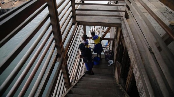 Walaupun terapung, bangunan sekolah ini memiliki desain tahan badai dan banjir. Cuaca ini kerap kali menerjang Makoko jika musim hujan tiba. (Akintunde Akinleye/Reuters) Walaupun terapung, bangunan sekolah ini memiliki desain tahan badai dan banjir. Cuaca ini kerap kali menerjang Makoko jika musim hujan tiba. (Akintunde Akinleye/Reuters)
