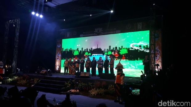 Ketua KPU, Gubernur Jabar di acara Medal Munggaran Pilgub Jabar 2018