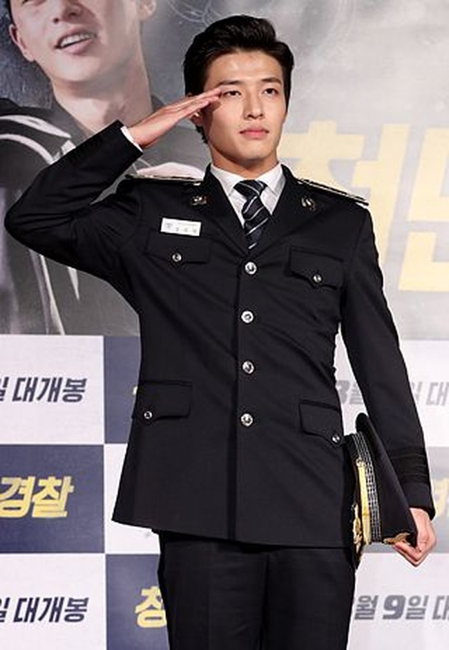 Kang Ha Neul juga terlihat memesona saat berpakaian seragam kepolisian di film Midnight Runners. Foto: Istimewa