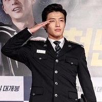 Kang Ha Neul juga terlihat memesona saat berpakaian seragam kepolisian di film Midnight Runners. Foto: Istimewa