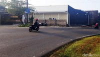 Pemilik lahan Toni (37) mengatakan benteng itu dipasang, Jumat (29/11) lalu. Menurutnya semenjak dibangunnya minimarket itu, pengelolannya tidak pernah meminta izin kepada pihak keluarganya untuk menggunakan tanah itu sebagai lahan parkir.