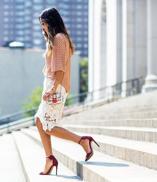 Fashonista dunia Aimee Song atau lebih dikenal sebagai Song of Style menjadi salah satu yang mempopulerkan sepatu heels Minnie ini. Kini sepatu ini menjadi tren di Instagram. Foto: Istimewa