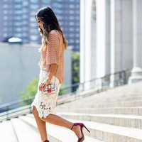 Fashonista dunia Aimee Song atau lebih dikenal sebagai Song of Style menjadi salah satu yang mempopulerkan sepatu heels Minnie ini. Kini sepatu ini menjadi tren di Instagram. Foto: Istimewa