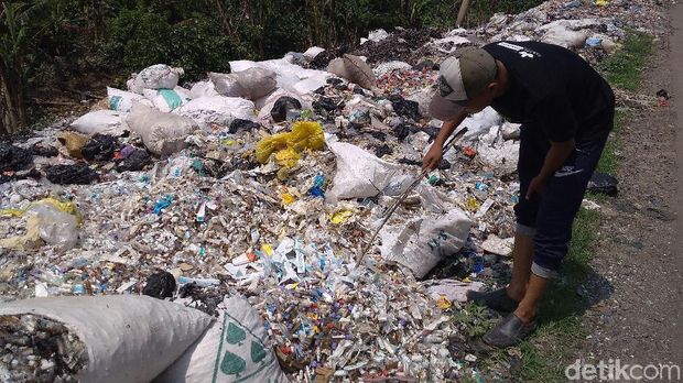 Berdasarkan pantuan detikcom, di TPS liar itu terdapat sejumlah bungkus plastik yang berisikan obat dan alat kesehatan yang berasal dari rumah sakit dan laboratorium medis. Seperti RS Mitra Husada Pringsewu Lampung, RSUD Fatmawati, Instalasi Farmasi RSKD Duren Sawit Jakarta Timur, dan Instalasi Farmasi Singaparna Medika Citrautama (SMC) Kabupaten Tasikmalaya. 