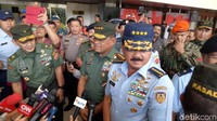 Jenderal Gatot dan Marsekal Hadi menjawab pertanyaan wartawan sebelum masuk ke ruangan fit and proper test. Marsekal Hadi juga meminta doa restu.