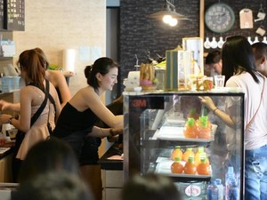 Viral, Foto Kedai Kopi yang Ramai Pengunjung Pria karena Pegawainya Cantik