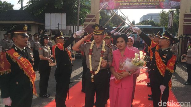 Tradisi pedang pora di upacara pisah sambut Kapolres Jakpus
