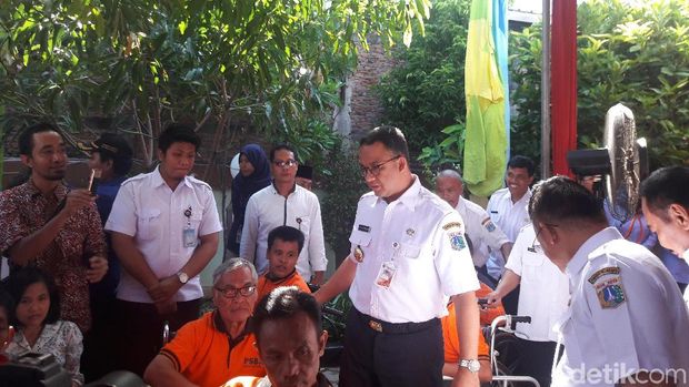 Gubernur DKI Jakarta Anies Baswedan saat tiba di lokasi