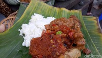 Ini tampilan nasi dengan lauk krecek dengan paduan sedikit petai yang tak terlalu manis. Melainkan gurih pedas. Mantap! (Foto: Lusiana Mustinda)