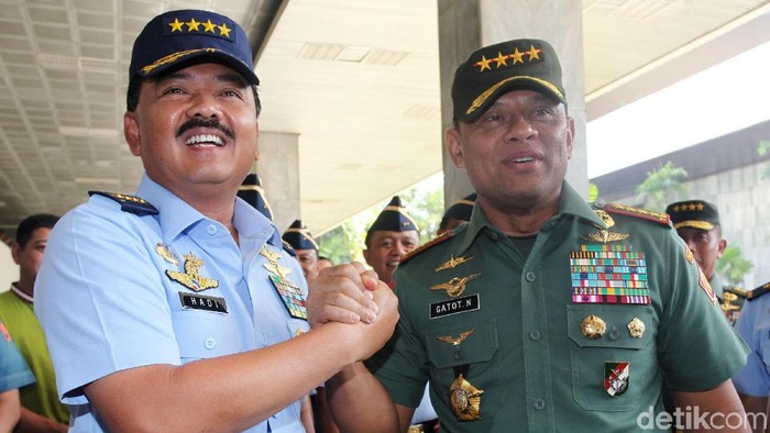 Jenderal Gatot Antar Marsekal Hadi Ujian Panglima TNI KSAU Marsekal Hadi Tjahjanto datang ke DPR untuk menjalani uji kelayakan dan kepatutan sebagai Panglima TNI, Rabu (6/12/2017). Dia datang dengan diantar Panglima TNI Jenderal Gatot Nurmantyo.