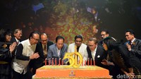 Para pengusaha meniup lilin bersama dalam rangka HUT Emas 50 Tahun KADIN sebagai bentuk juga ungkapan rasa syukur. 