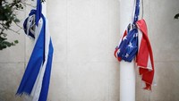 Lokasi kedua bendera diikatkan berada di dekat Kedubes AS untuk Israel di Tel Aviv (Foto: Dok. REUTERS/Amir Cohen)
