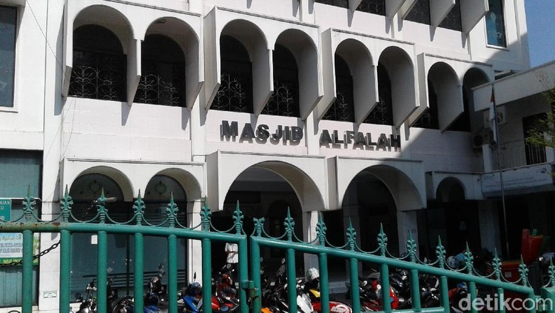 Kronologi Pria Berbaju Loreng Bobol Kotak Amal Masjid di Mampang Kronologi Pria Berbaju Loreng Bobol Kotak Amal Masjid di Mampang