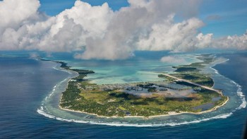 Kiribati, lokasinya yang sangat terpencil, 4.000 km sebelah selatan Hawaii, membuatnya menjadi tempat bersembunyi yang baik. Layaknya Easter Island, Kiribati juga mempunyai masalahnya sendiri, yaitu ancaman tenggelamnya pulau tersebut akibat semakin tingginya permukaan air laut. (Foto: Internet)