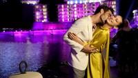 Jon yang merupakan sahabat dekat Bella pun memberikan ciuman mesra kepadanya. Vittorio Zunino Celotto/Getty Images for Bulgari/detikFoto.