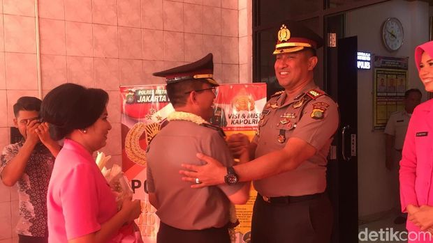 Kombes Roma Hutajulu bersalaman dengan Kombes Suyudi Ario Seto