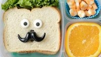 Bekal sandwich berkumis ini cocok untuk bos kecil yang akan berangkat ke Taman Kanak-kanak. Sertakan juga potongan jeruk segar. Foto: Istimewa