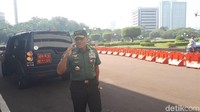 Panglima TNI Jenderal Gatot Nurmantyo mengantar Marsekal Hadi ke DPR untuk mengikuti uji kepatutan dan kelayakan (fit and proper test) calon panglima TNI.