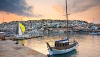Meski populer dengan selebriti dan seniman, pulau ini tetap mempertahankan gaya hidup yang santai dengan jumlah kafe dan pusat keramaian lebih dari cukup. Jumlah hotel di pulau ini pun terbatas (Dok. Thinkstock)