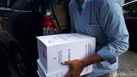 Berkas itu dibawa oleh dua orang