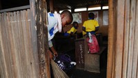 Setelah itu, mereka akan bersama-sama piket untuk membersihkan sampah dari kelas. Fasilitas seperti papan tulis dan spidol sudah melengkapi sekolah ini. (Akintunde Akinleye/Reuters)