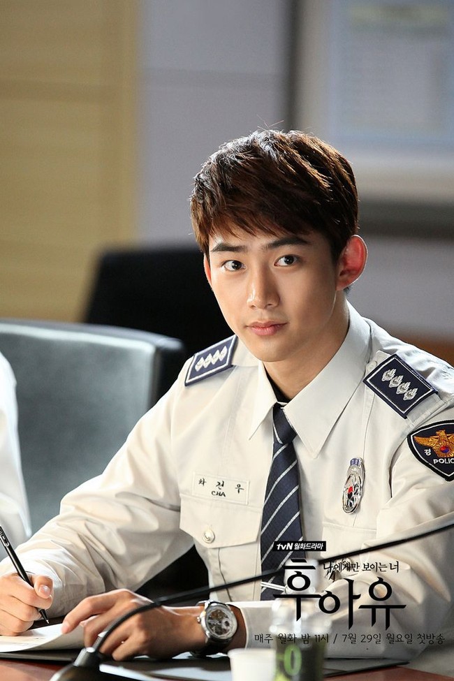 Membintangi drama di TvN yang berjudul Who Are You, Taecyeon 2 PM terlihat tampan saat berpakaian seragam polisi.Foto: Istimewa
