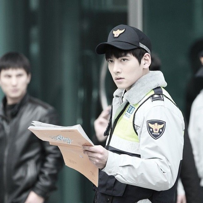  Ketampanan Ji Chang Wook tentu sudah tak diragukan lagi. Ia pun terlihat menawan dengan seragam polisi saat memerankan serial drama berjudul Healer. Foto: Instagram