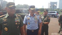 Mereka tiba bersama di DPR pukul 09.15 WIB. Senyum terkembang di wajah keduanya.