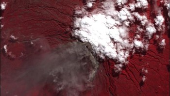 Penampakan erupsi Gunung Merapi pada tahun 2006 seperti terekam oleh satelit NASA. Foto: ESA/NASA