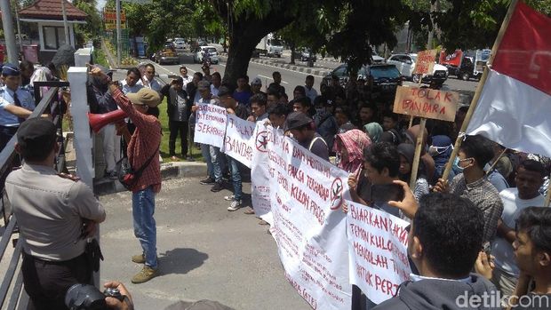Demo di depan kantor PT AP I, Yogyakarta.
