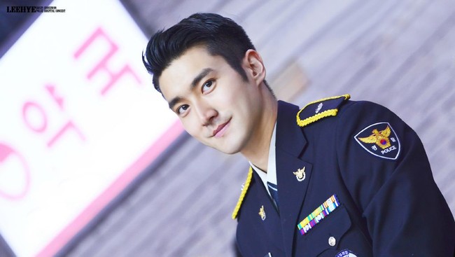 Siwon Super Junior membuat penggemar kagum saat berpakaian polisi. Siapa yang ingin ditangkapnya? Foto: Istimewa