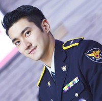 Siwon Super Junior membuat penggemar kagum saat berpakaian polisi. Siapa yang ingin ditangkapnya? Foto: Istimewa