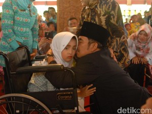 Ketika Bupati Enthus Menangis di Pelukan Gadis Belia Ini