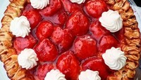 Nampaknya Javier sangat menyukai pie. Lebih dari tiga pie yang ia buat. Salah satunya ini, pie strawberry dan krim  ini. Foto: Rochelle Javier
