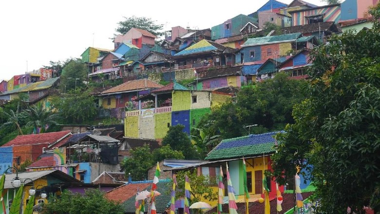 kampung pelangi ada di semarang kampung pelangi