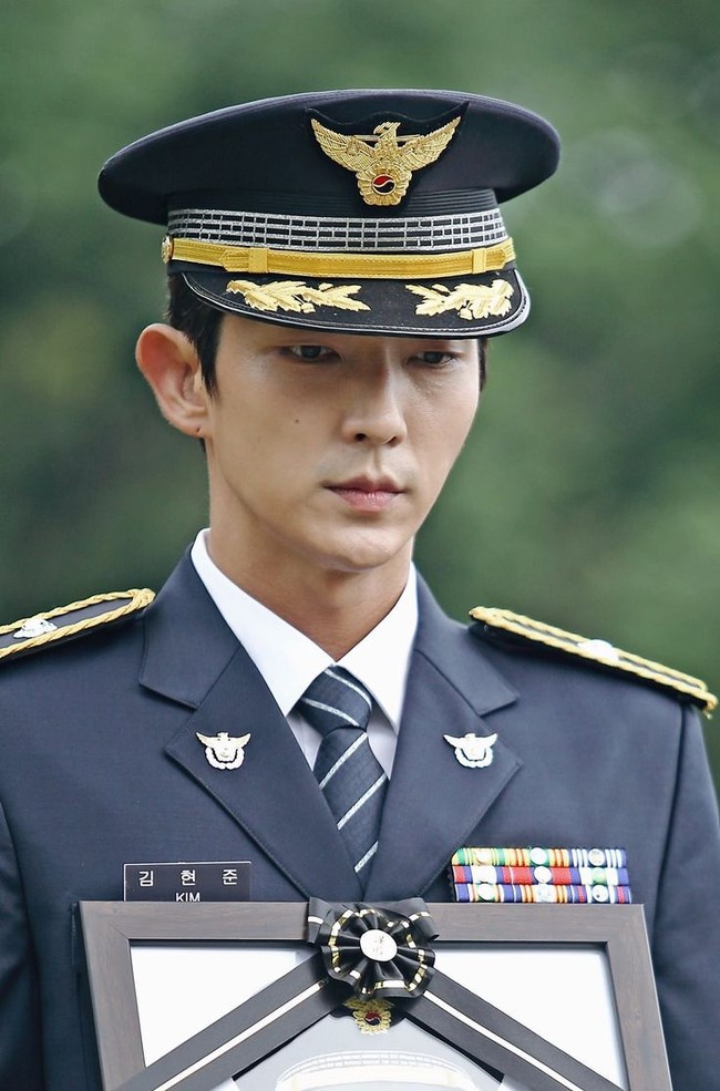 Mengenakan seragam kepolisian di serial Criminal Minds, aktor Lee Jun Ki. Foto: Istimewa