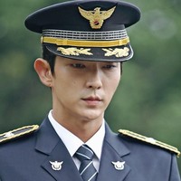 Mengenakan seragam kepolisian di serial Criminal Minds, aktor Lee Jun Ki. Foto: Istimewa