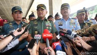 Jenderal Gatot sempat memberikan pernyataan bersama dengan Marsekal Hadi.