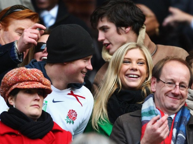 Pangeran Harry pernah terlibat cinta putus-sambung dengan Chelsy Davy selama hampir tujuh tahun sejak 2004. Keduanya pertama kali bertemu di Cape Town, Afrika Selatan, lalu berlanjut sebagai pasang kekasih meski sering on-off. Pangeran Harry bahkan mengajak Chelsy sebagai kencannya di pernikahan Pangeran William dan Kate Middleton. (Foto: Getty Images)