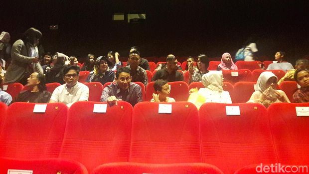 Nobar Film 'Chrisye', Sandi Keluarkan Pose Jurus Bangau Terbang