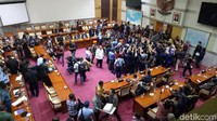 Marsekal Hadi masuk ke ruang rapat Komisi I DPR pada pukul 10.45 WIB. Setiba di lokasi, Marsekal Hadi menyalami satu per satu anggota Komisi I DPR. (Foto: Gibran Maulana Ibrahim/detikcom)